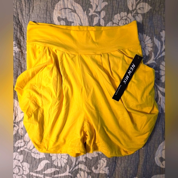 Love Poem NWT Yellow Women's Shorts S/M - Picture 3 of 8